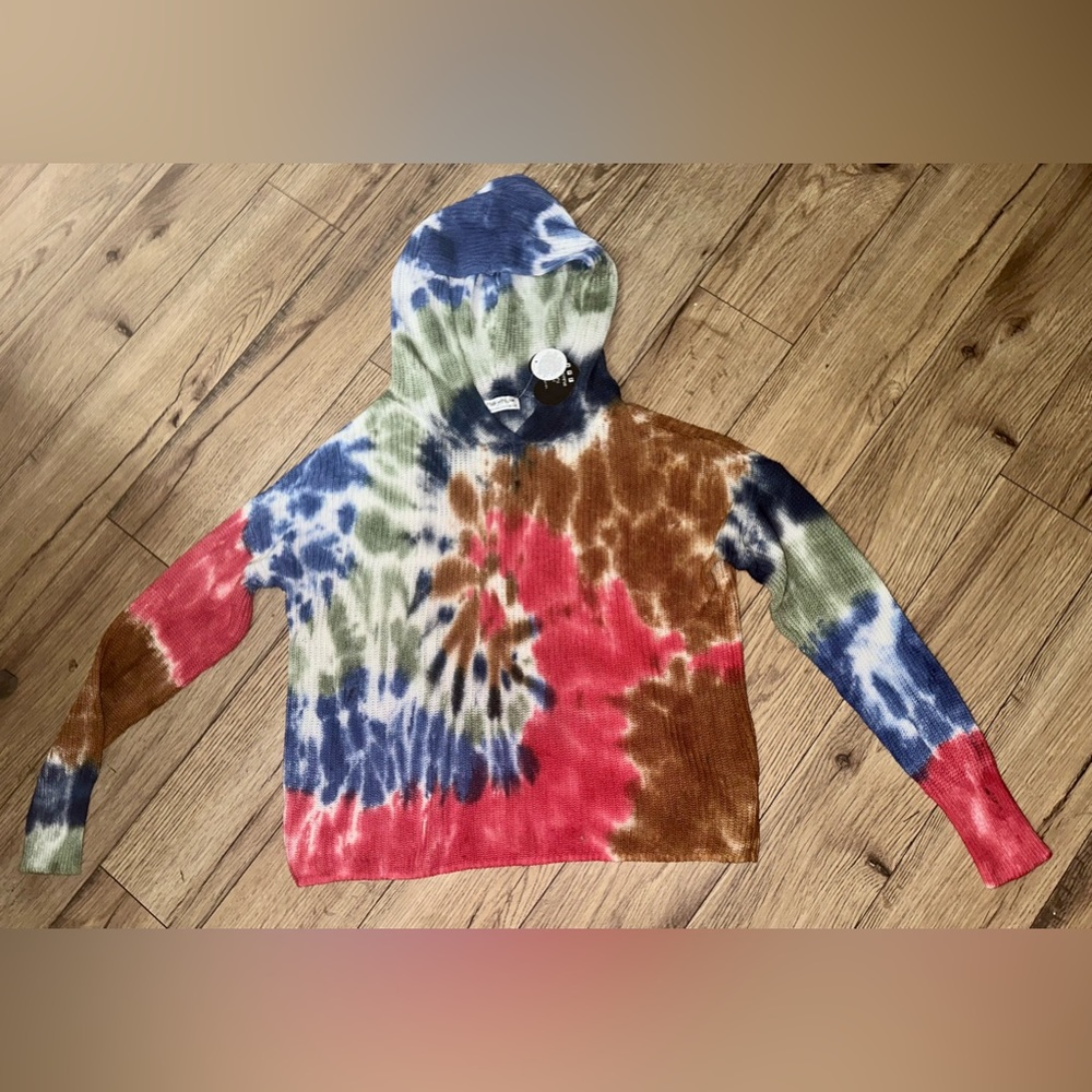 NWT absolutely gorgeous colors women’s size medium